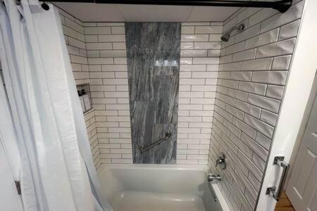 Cozy Private Apt Near Downtown Burlington Kültér fotó