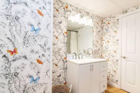 Cozy Private Apt Near Downtown Burlington Kültér fotó